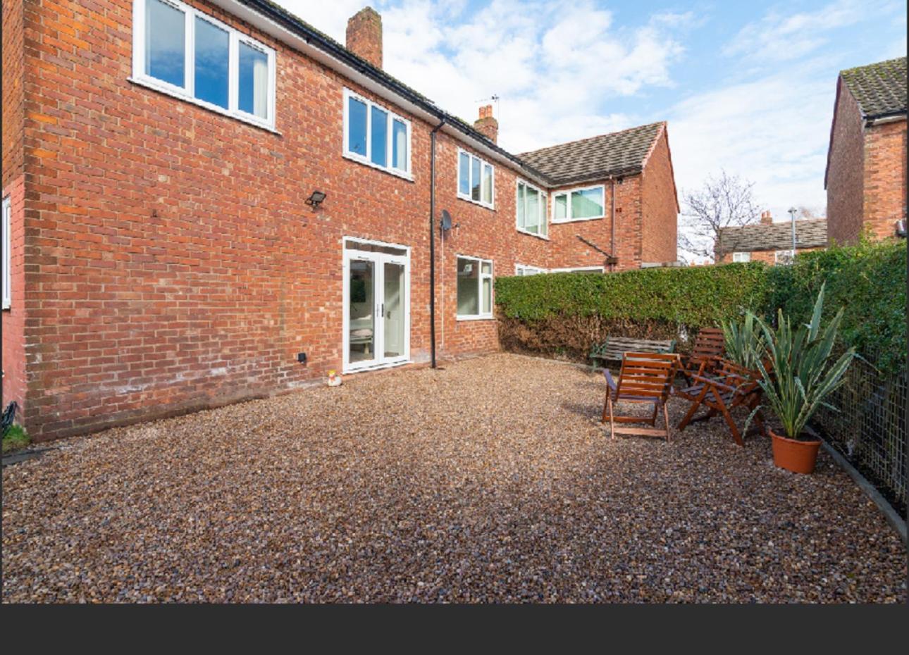 Beautiful 6 Bedroom Holiday Home, Manchester Wythenshawe Exterior foto